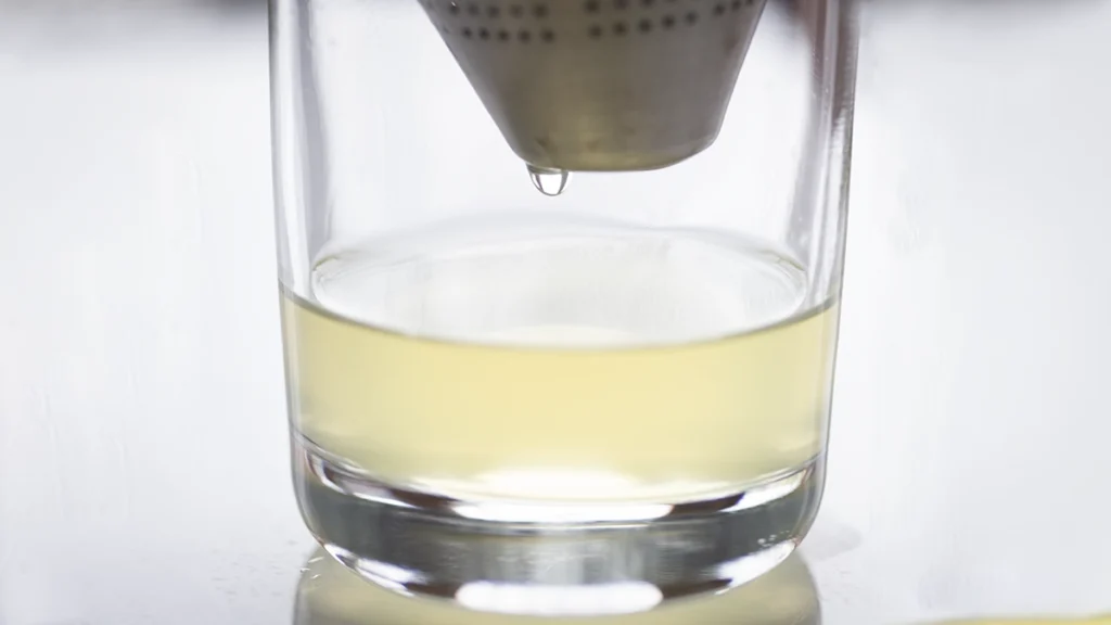 eau de tomate qui s'écoule dans une passoire