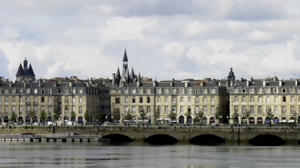 Voyage culinaire à Bordeaux : croisières gourmandes sur la Garonne, food trucks, micro-rituels urbains et adresses où mangent les vrais Bordelais.