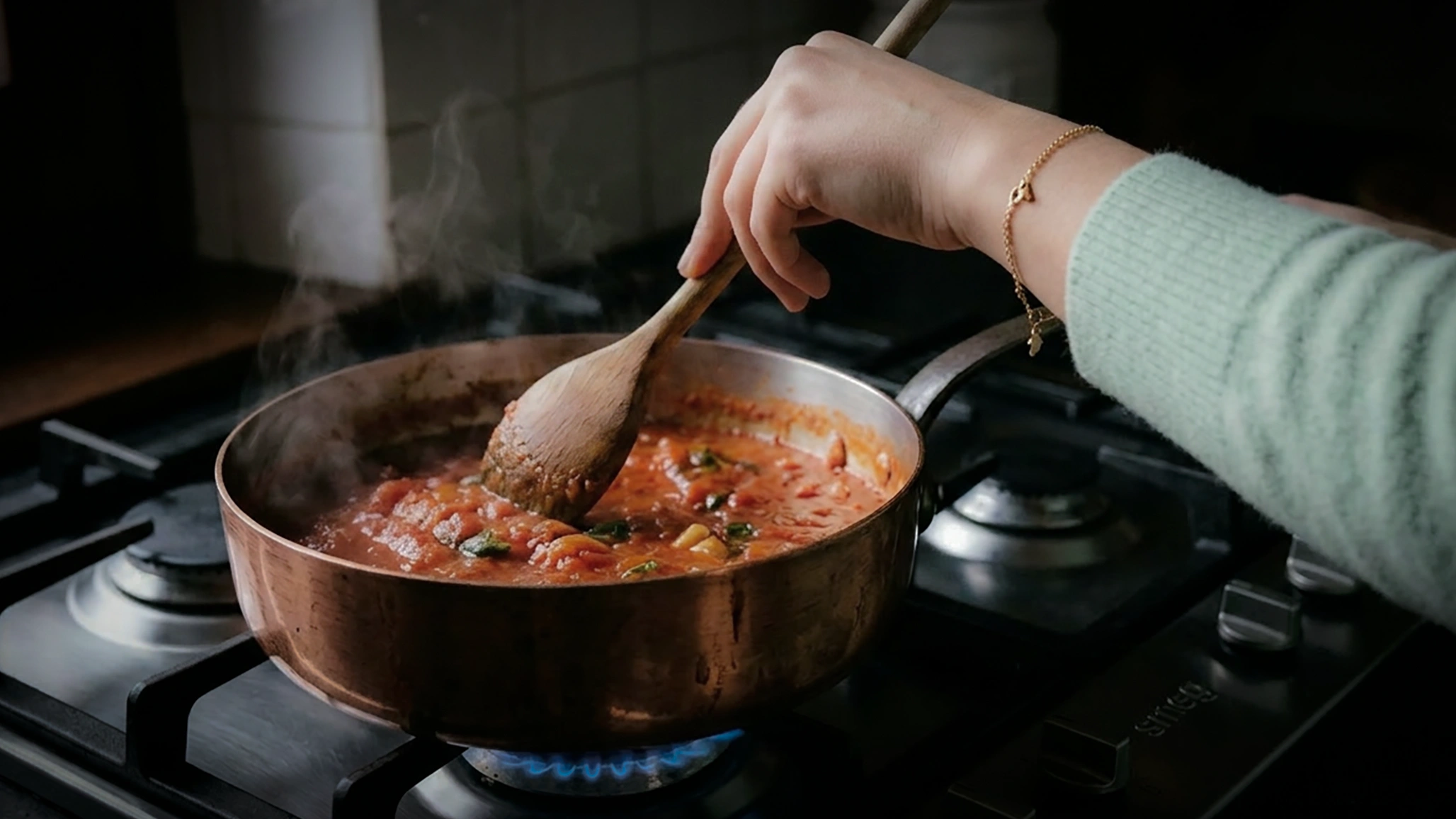sauce tomate maison dans une casserole en cuivre